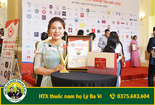 HTX Thuốc nam họ Lý Ba Vì vinh dự nhận giải Top 10 Thương hiệu nổi tiếng 2022 với Cao Mộc Kiều Nhi